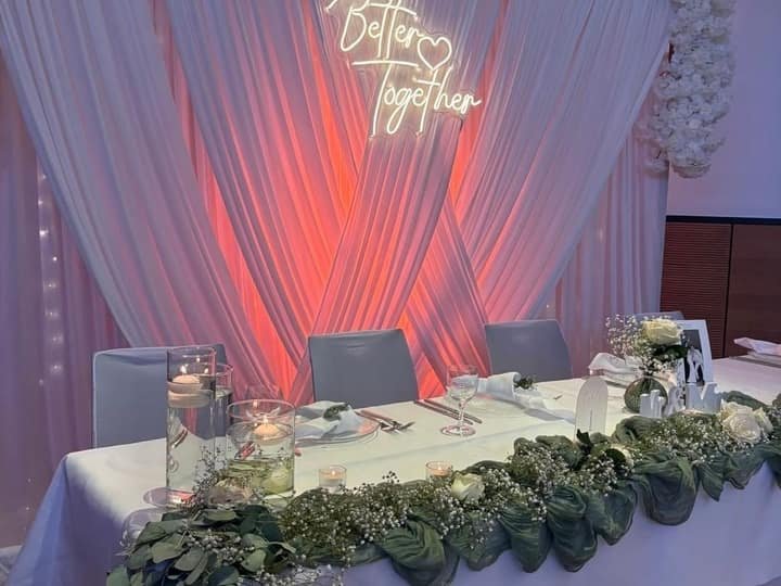 Hochzeitstisch vor einem Better-Together-Schriftzug