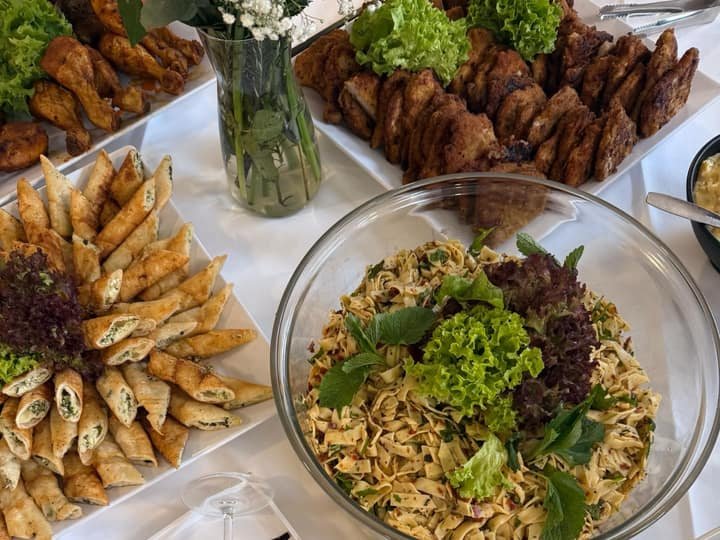 Großes Buffet mit Salaten und Fingerfood