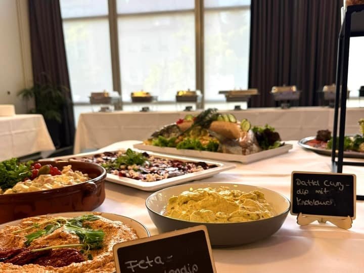 Buffet mit beschrifteten Speisen