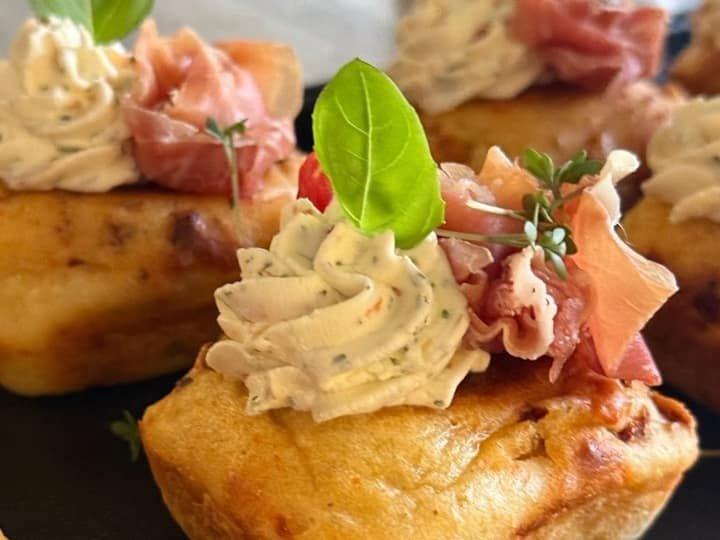 Canapés mit Frischkäse, Schinken und Kräutern