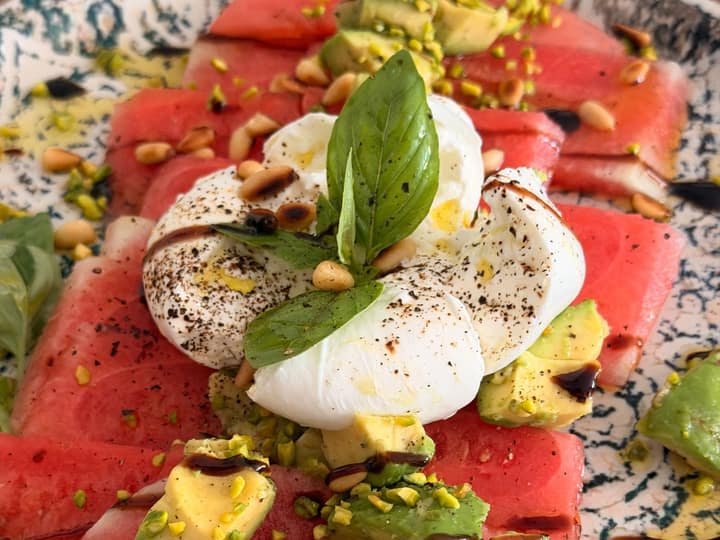 Carpaccio mit Burrata, Kräutern und Pistazien