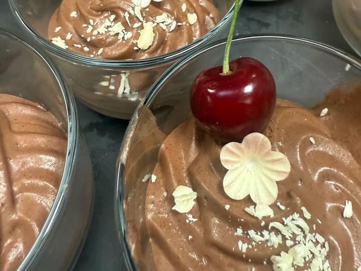 Schokoladenmousse mit Kirschen