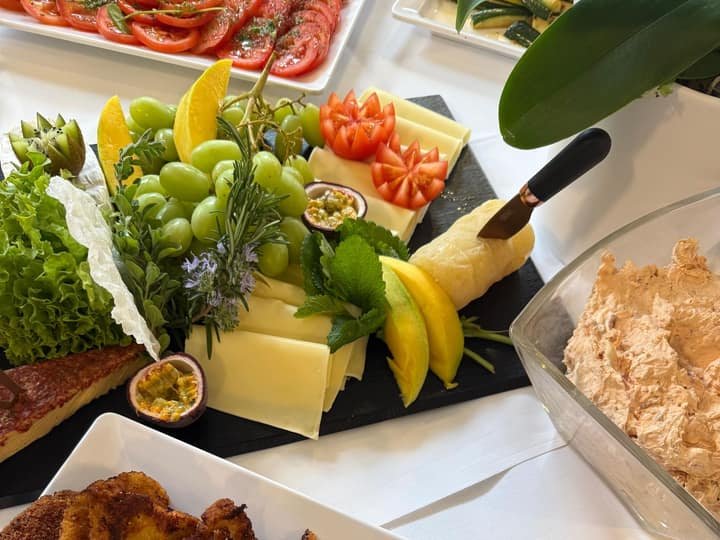 Abwechslungsreiches Buffet mit warmen und kalten Speisen