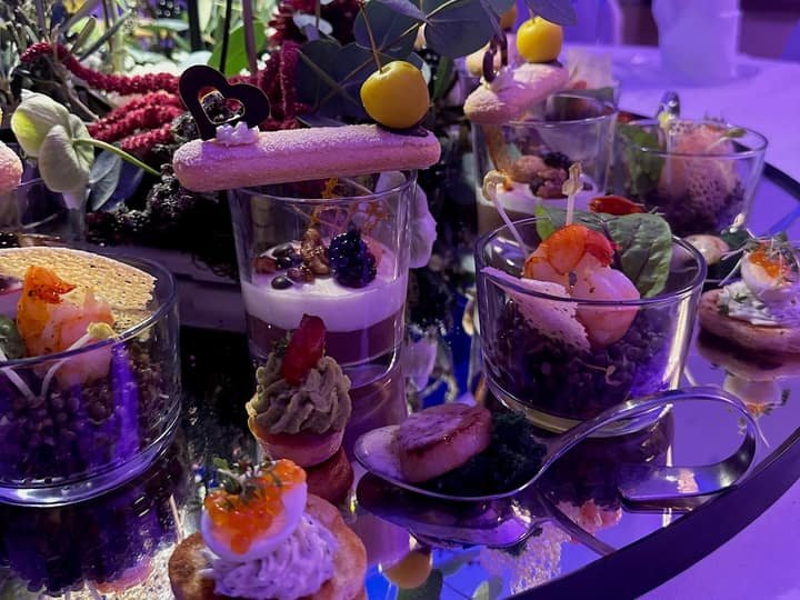 Fingerfood und Desserts auf einem beleuchteten Spiegeltablett