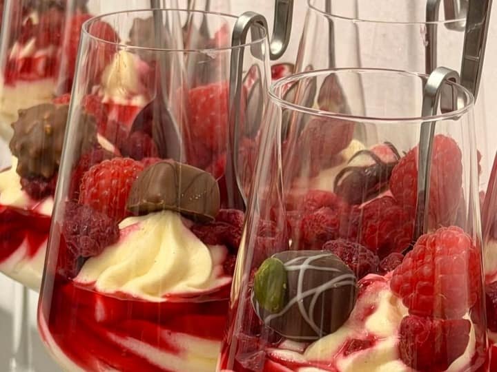 Dessertgläser mit Beeren und Sahne