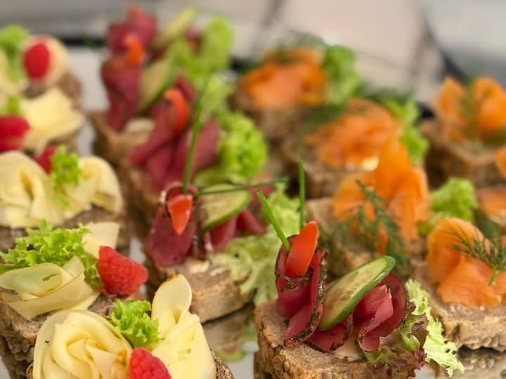 Bunte Canapés auf Silbertablett