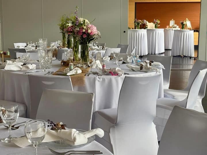 Tischdekoration mit rosa Blumen und Kerzen