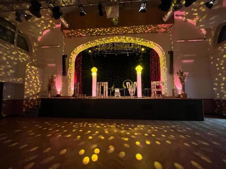 Tanzfläche mit farbiger Lichttechnik