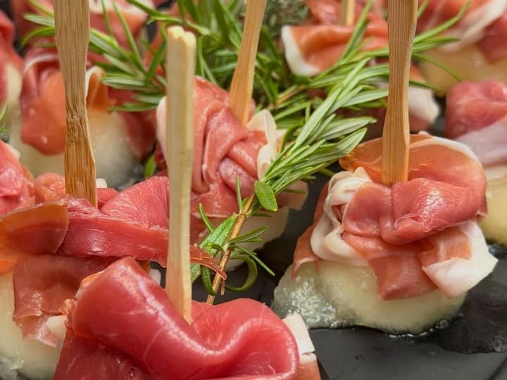 Schinken-Mozzarella-Spieße mit Rosmarin