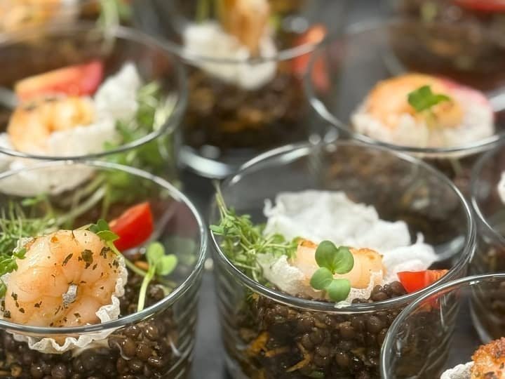 Linsensalat mit Garnelen im Glas