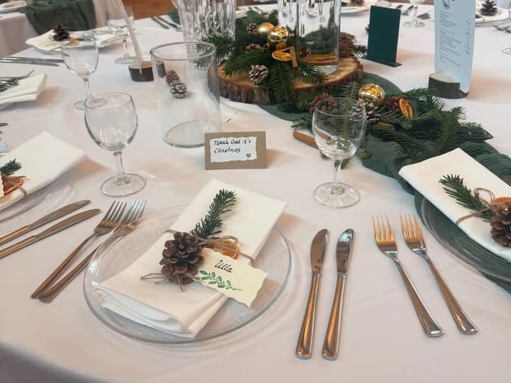 Festtafel mit natürlicher Dekoration und dunklen Servietten