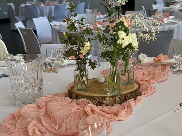 Tischdetail mit rosa Läufer und Blumen