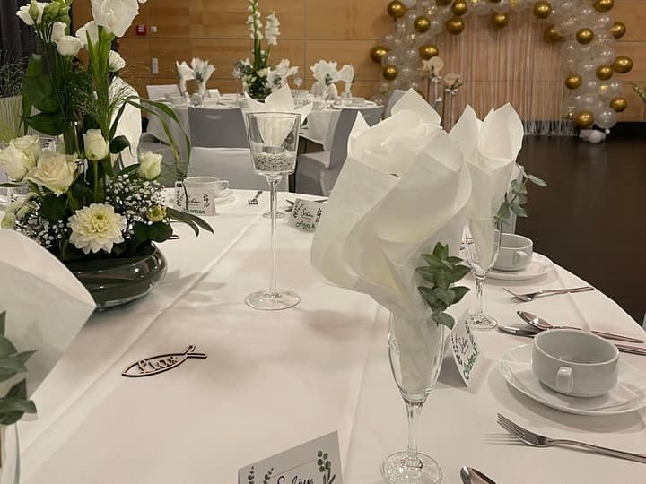 Private Festtafel mit weiß-grüner Dekoration