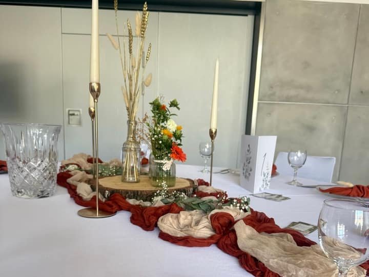 Festtafel mit rostfarbenen Servietten