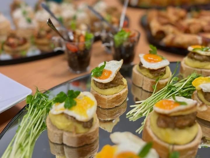 Geschichtete Mini-Häppchen mit Kräutern