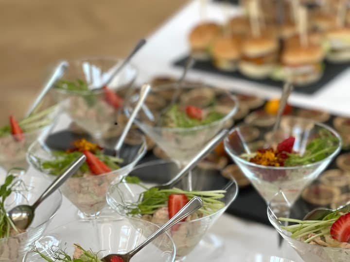 Vorspeisen im Glas mit Erdbeeren und Kräutern
