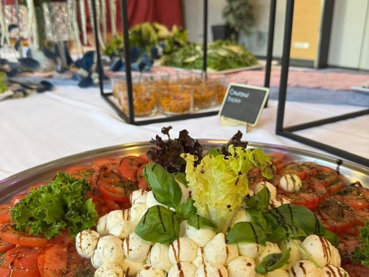 Gemüseauswahl mit Mozzarella am Buffet
