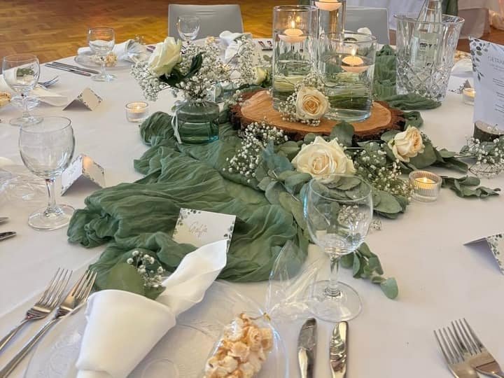 Hochzeitstafel vor einem beleuchteten Love-Schriftzug